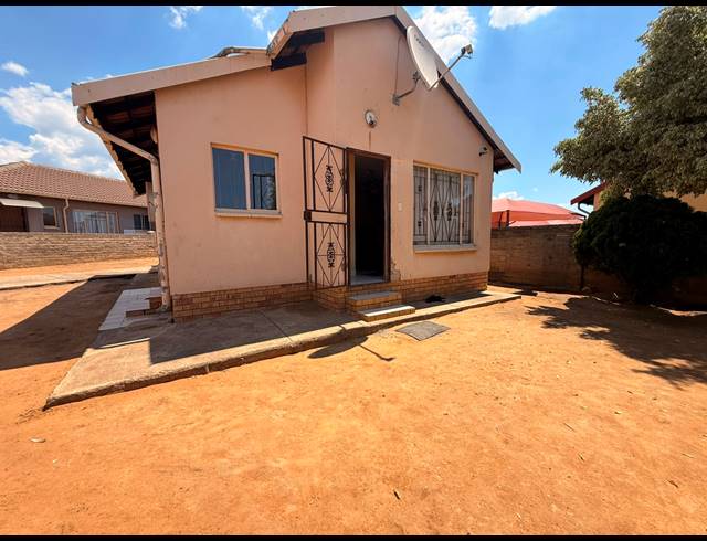2 BEDROOM HOUSE FOR SALE IN TLHABANE WEST